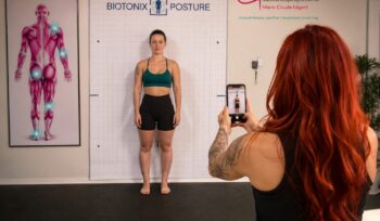 Évaluation posturale Biotonix en clinique de massothérapie sportive à Sainte-Thérèse